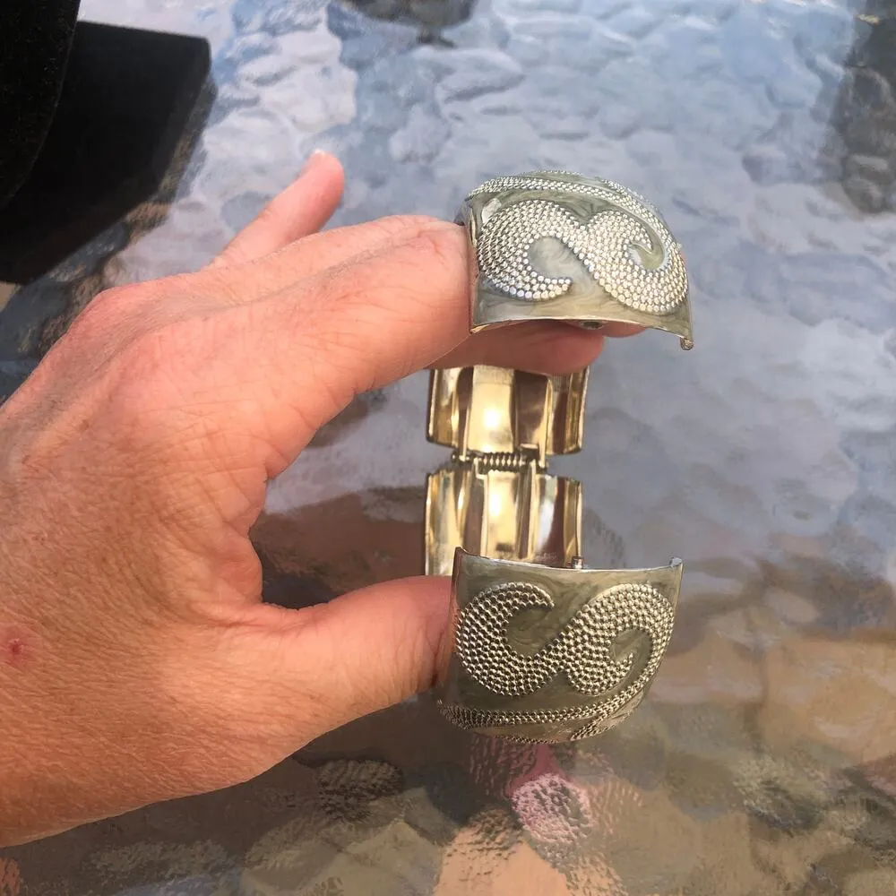 Vintage Women's Frosted Gray Enamel Silver Metal Clamper Bangle Bracelet Paisley - Image 4