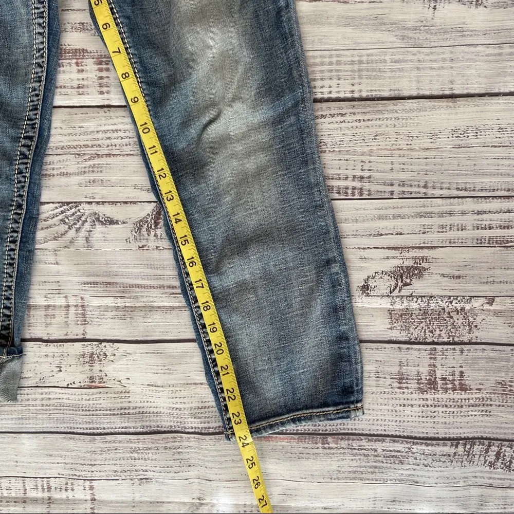 Silver Suki Denim Capri Medium Wash. Size 28 - Image 8