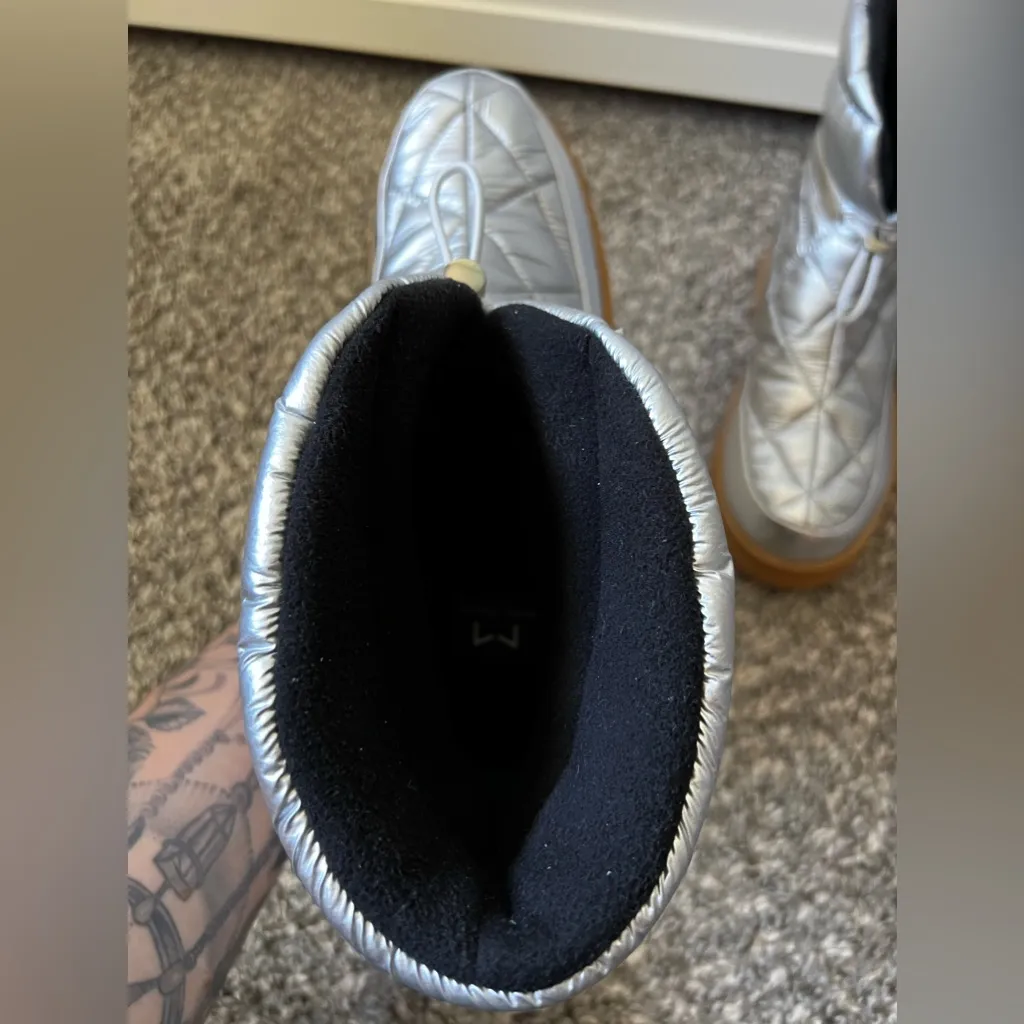 Marc Fisher‎ Women’s Kamryn Silver Puffer Winter Boot Size 9.5 - Image 8