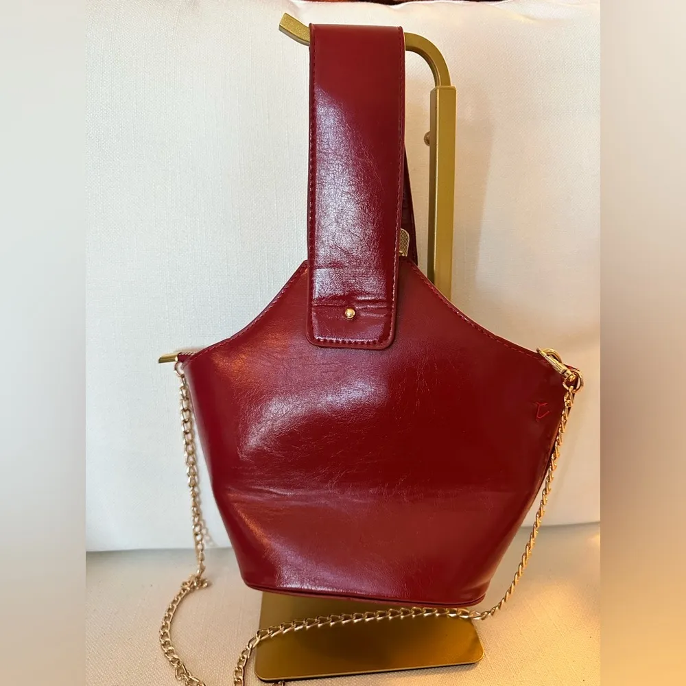 PU LEATHER RED BUCKET BAG WITH GOLD HARDWARE AND GOLD CROSSBODY CHAIN - Image 4