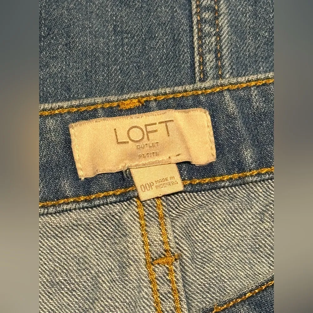 EUC Loft Medium Wash Denim Button Front Frayed Mini Skirt size 00P - Image 9