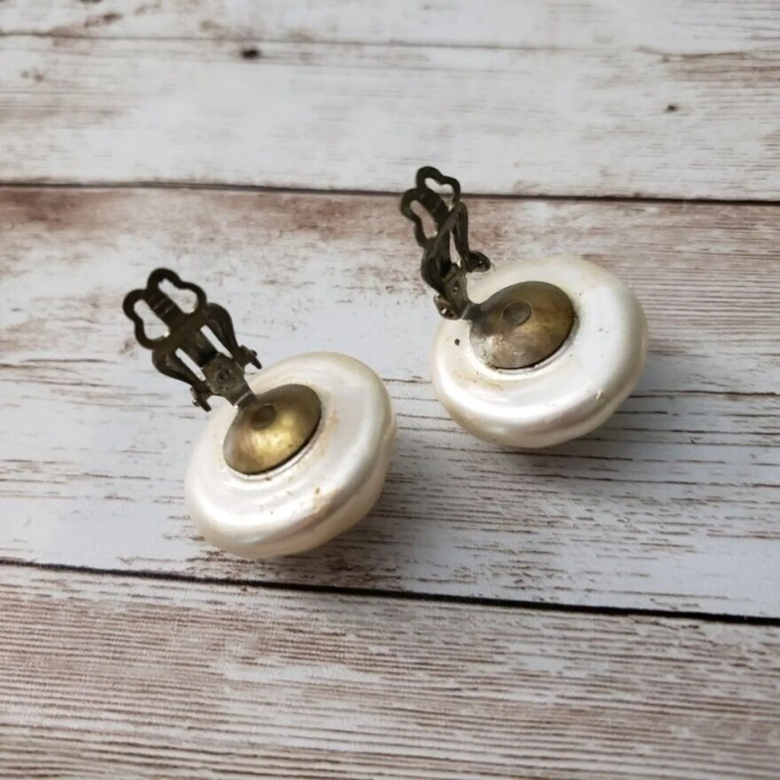 Vintage Clip On Earrings Uneven Surface Cream Tone Circle Stamped JAPAN - Image 4