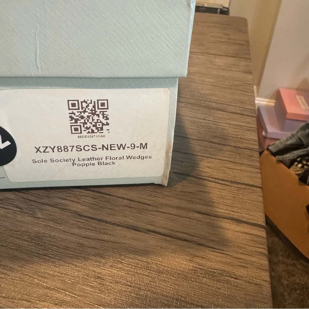 Sole Society Black Leather Floral Wedges 9 NIB - Image 7