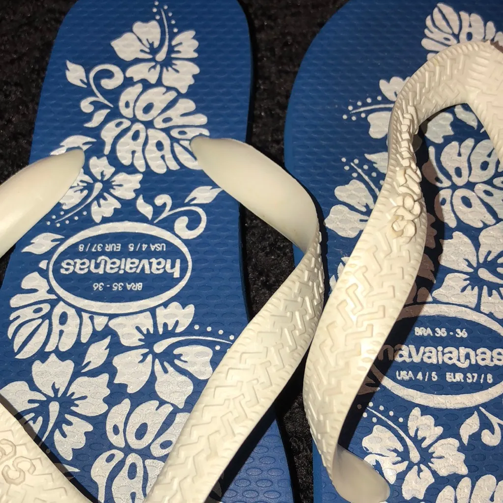 Havaianas Hibiscus Blue and White Flip Flops - Image 5