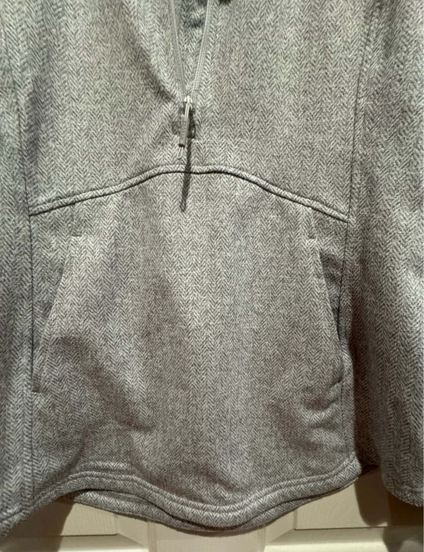 Women's Kyodan Outdoor 1/2 zip top sweater - gray & white herringbone pattern. High collar. Kangaroo pocket. Size Medium. Worn once - excellent condition Smoke free home. Pit to pit 17.5" Length 25" Sleeve 21.5" - Image 4