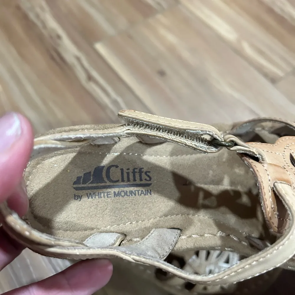 Cliffs by White Mountain Tan Cutout Leather Sandals Size 8 1/2 - Image 2
