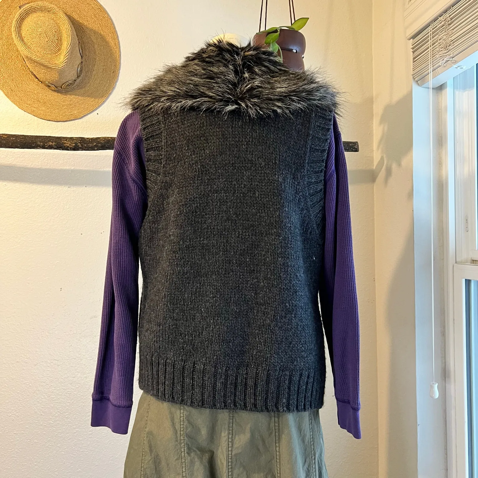 LOFT Gray Wool Blend Fur Collar Button Down Sweater Vest Size Large - Image 5