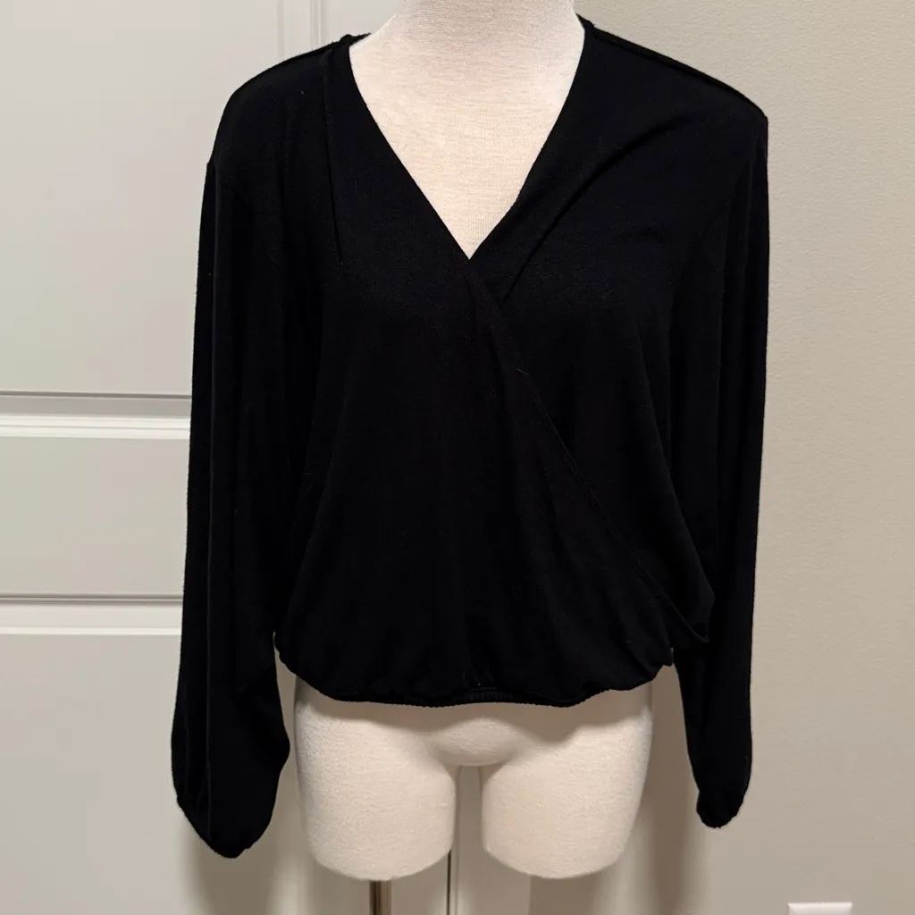 Beyond Yoga black crossover sweater sz M - Image 2