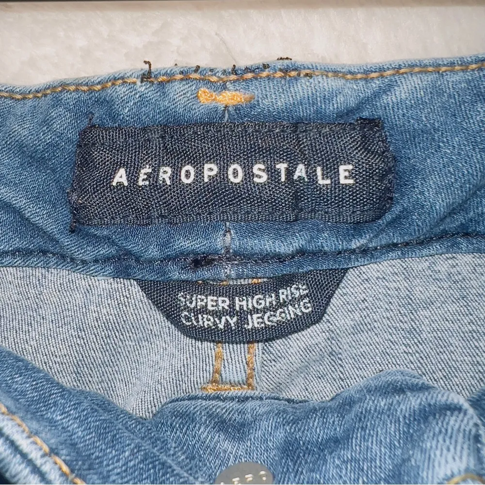 Aeropostale Medium Wash Denim Curvy Super High Rise Distressed Jegging Jeans 8R - Image 4