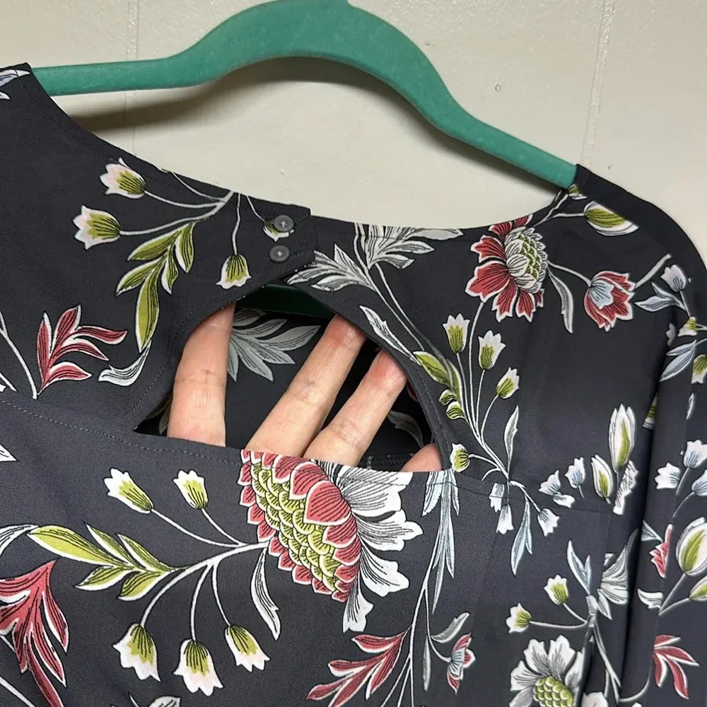 Loft Outlet Floral Boatneck Blouse with peekaboo Closure in back Sz xl - Image 3