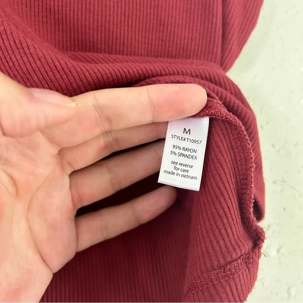 Active USA 🦋 Red Ribbed Turtle Neck Sleeveless Tank Top Medium - Image 4