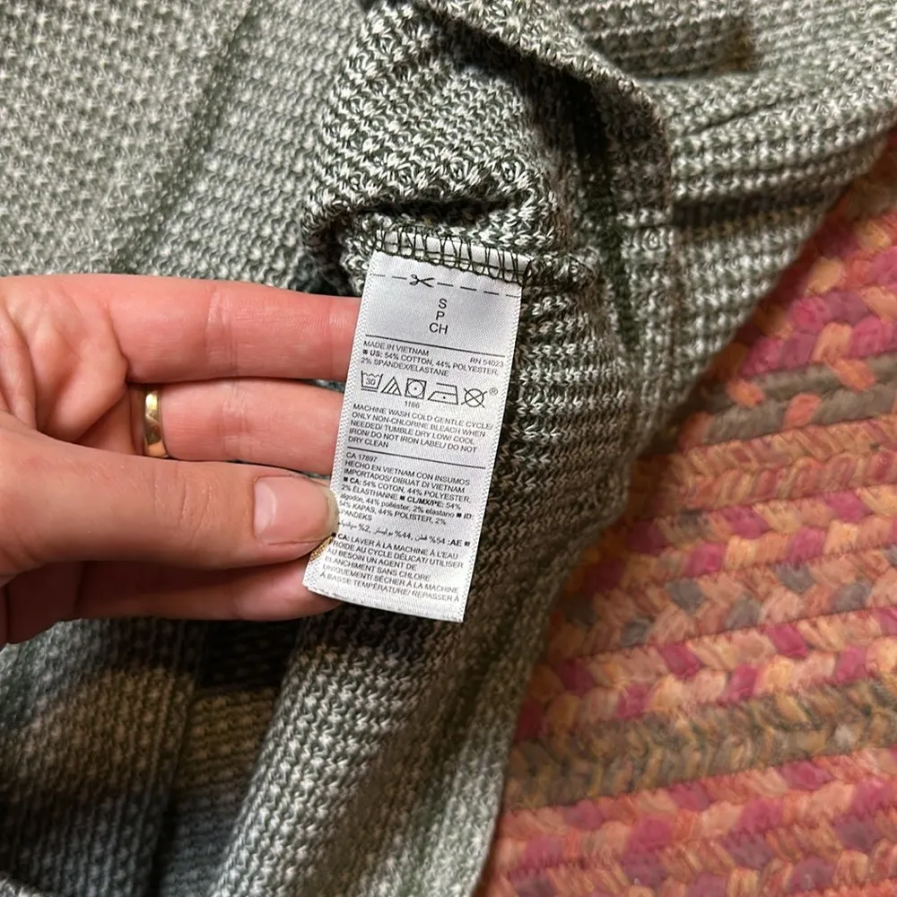 OLD NAVY GREEN SOFT WASHED SWEATER - Image 3