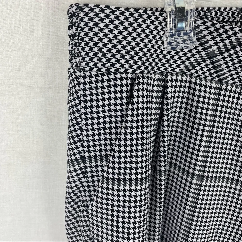 Torrid Black & White Plaid Houndstooth Crepe Pull-On Tapered Pant - Image 4