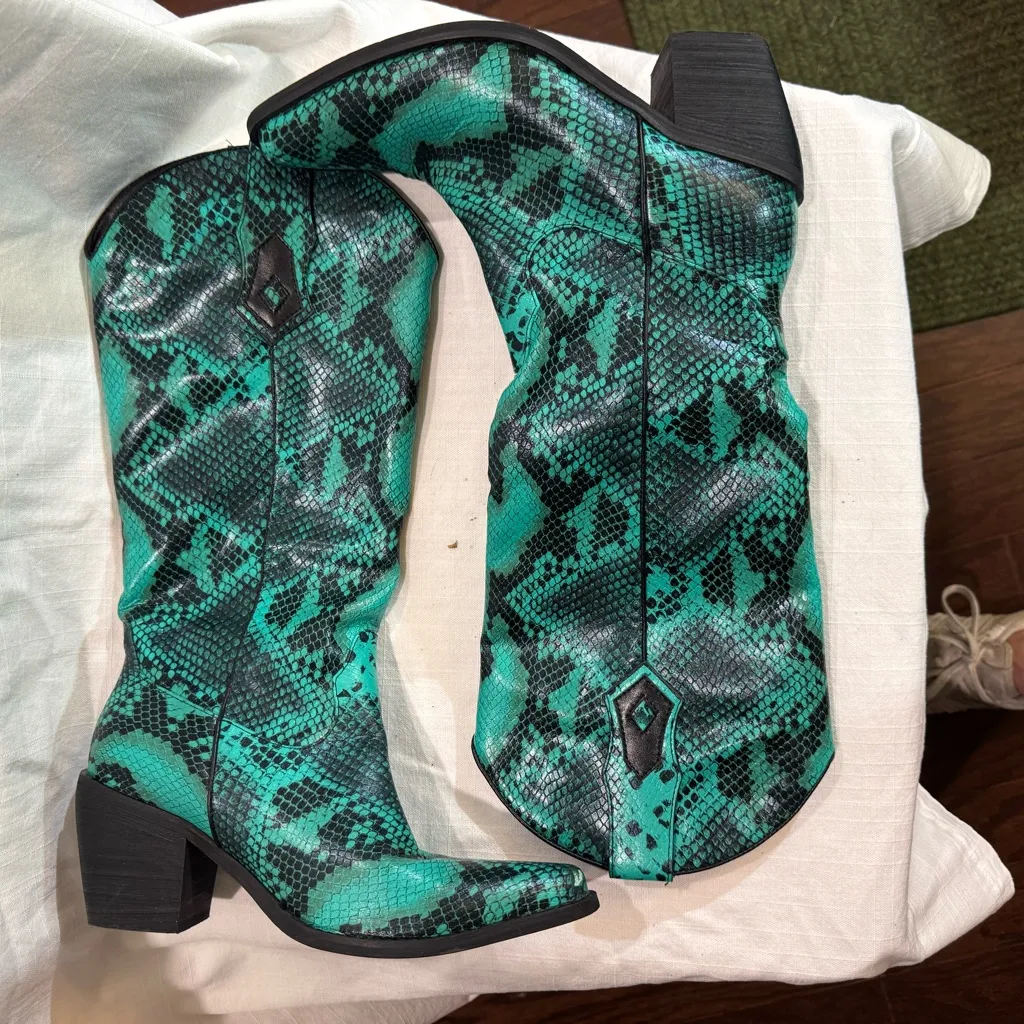 The Sheila Snakeskin Heeled Boots by Wetkiss Green Size 7.5 - Image 11