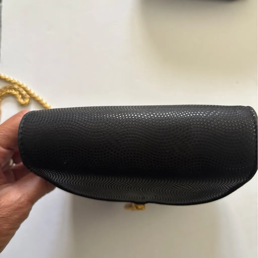 SONDRO ROBERTS BLACK TEXTURED SHOULDER BAG WITH THICK GOLD TONED CHAIN - Image 8