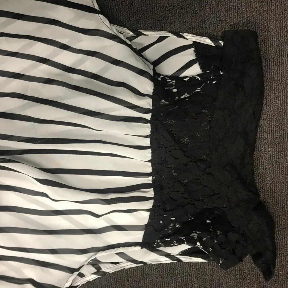 Womens Small Black and White Striped Blouse V Neck Lace On Top Tank Top - Image 5