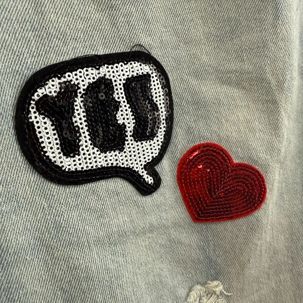 NWT POL Distressed Light Wash Jeans Sequin Patchwork Cropped Raw Hem Small - Image 4