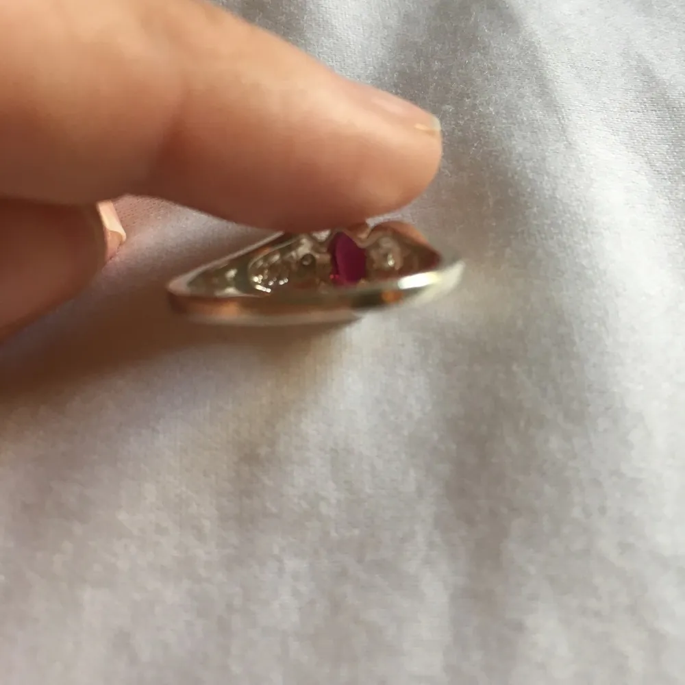 Deep Red Stone and Sterling Silver Ring size 7 - Image 4