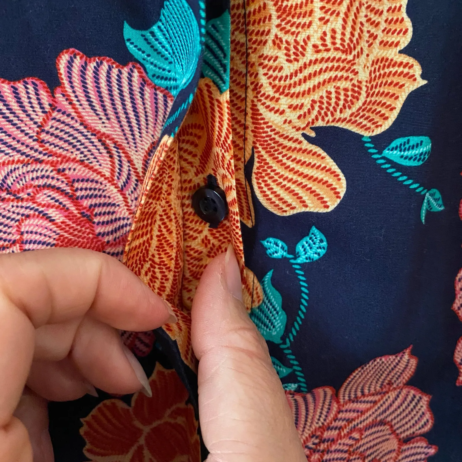 Chico's No-Iron Navy Blue Floral Button Down Shirt Cotton Women size 2 / 12 / 14 - Image 5