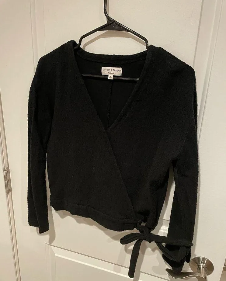 Madewell Texture & Thread black v neck long sleeve shirt size small - Image 4