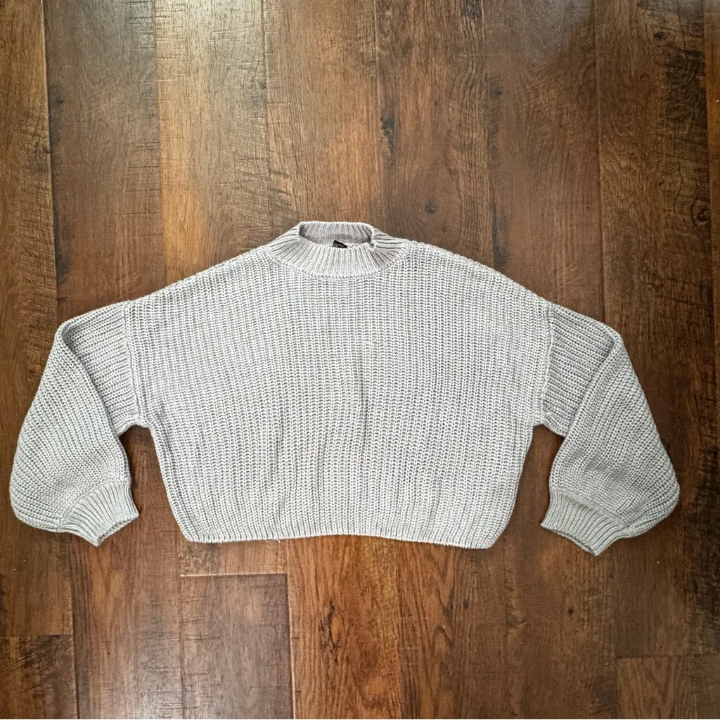 FOREVER 21 silver-gray cropped, boxy mock turtleneck sweater, size S - Image 3