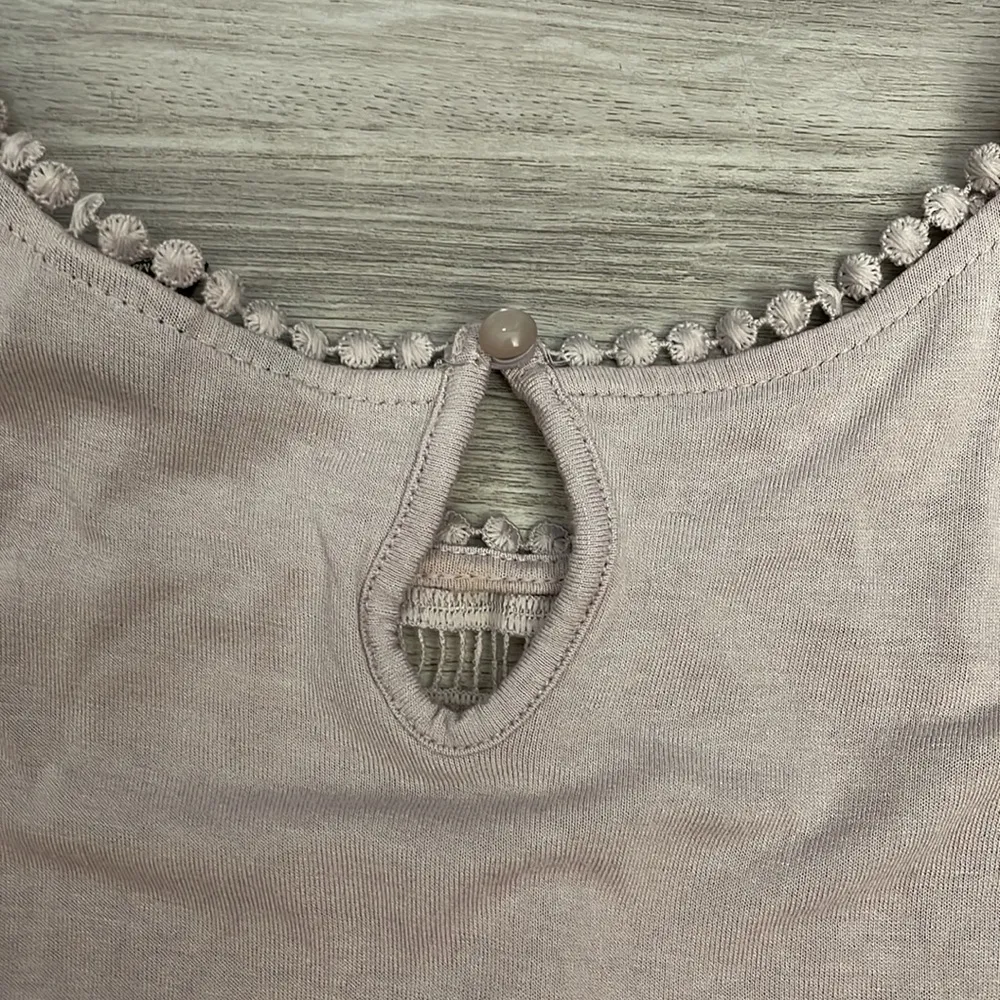 Light Purple Sleeveless Keyhole Back Lace Detail Tank Top Size XS - Image 10