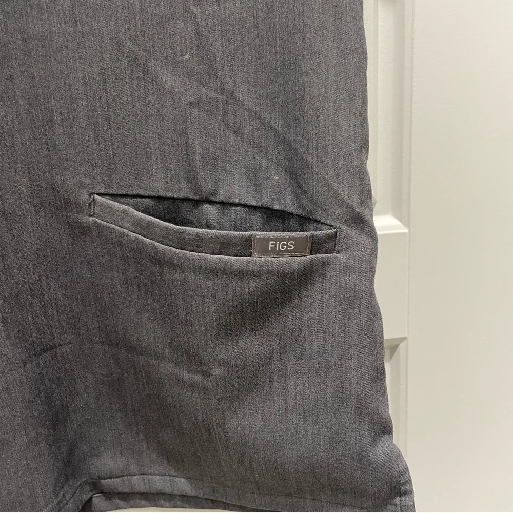 Figs Casma Three-Pocket Scrub Top™ in Graphite Grey XS - Image 9