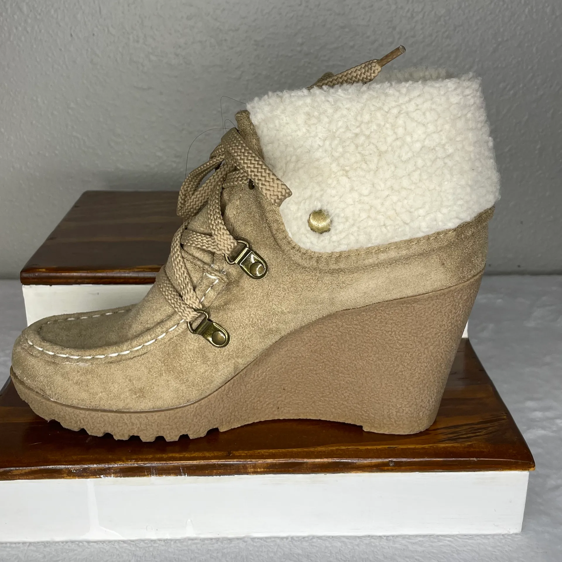 Union Bay Camel Pike Wedge Boot Faux Fur Lining Size 8 - Image 4