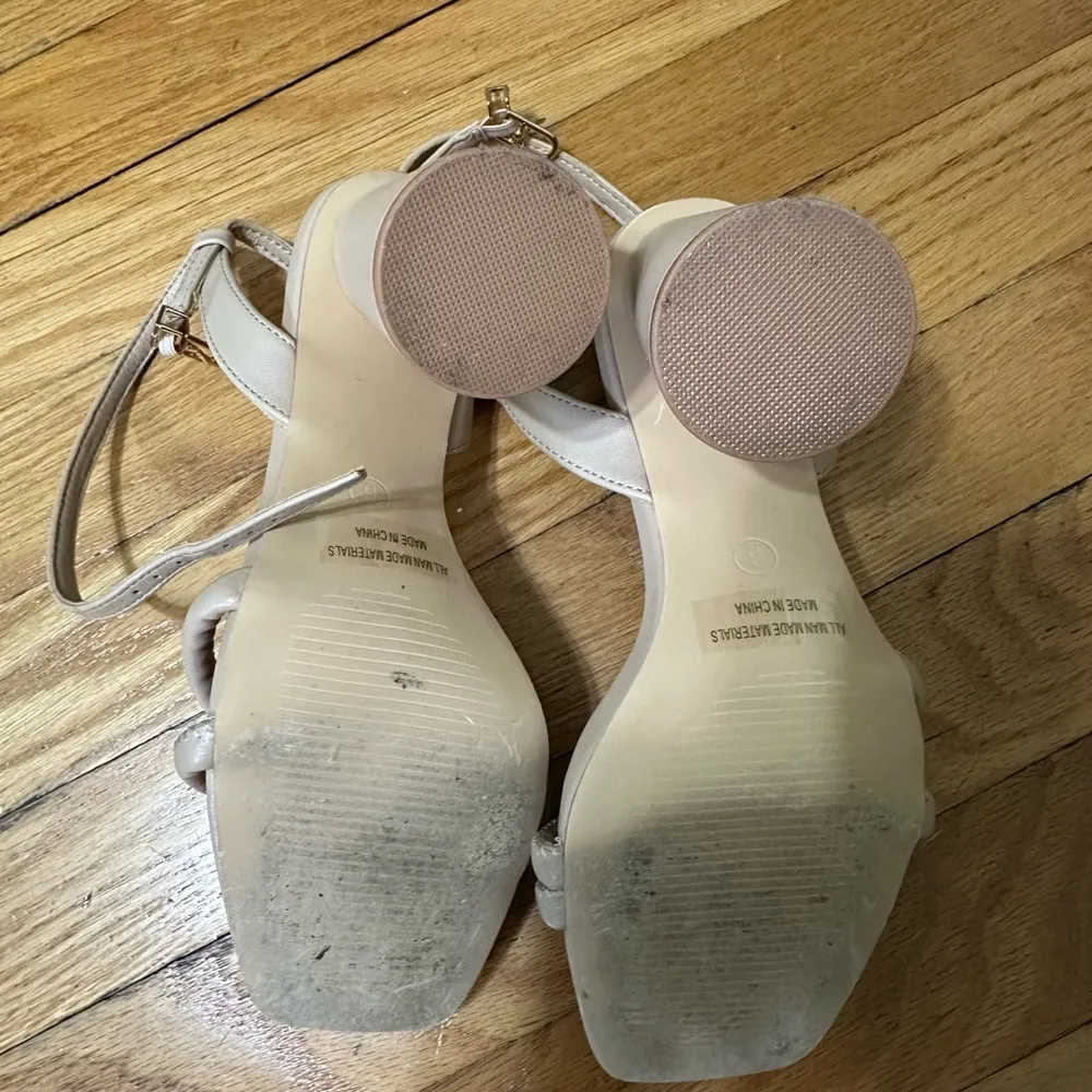 Elegant Cream Block Heel Sandals Size 6 - Image 4