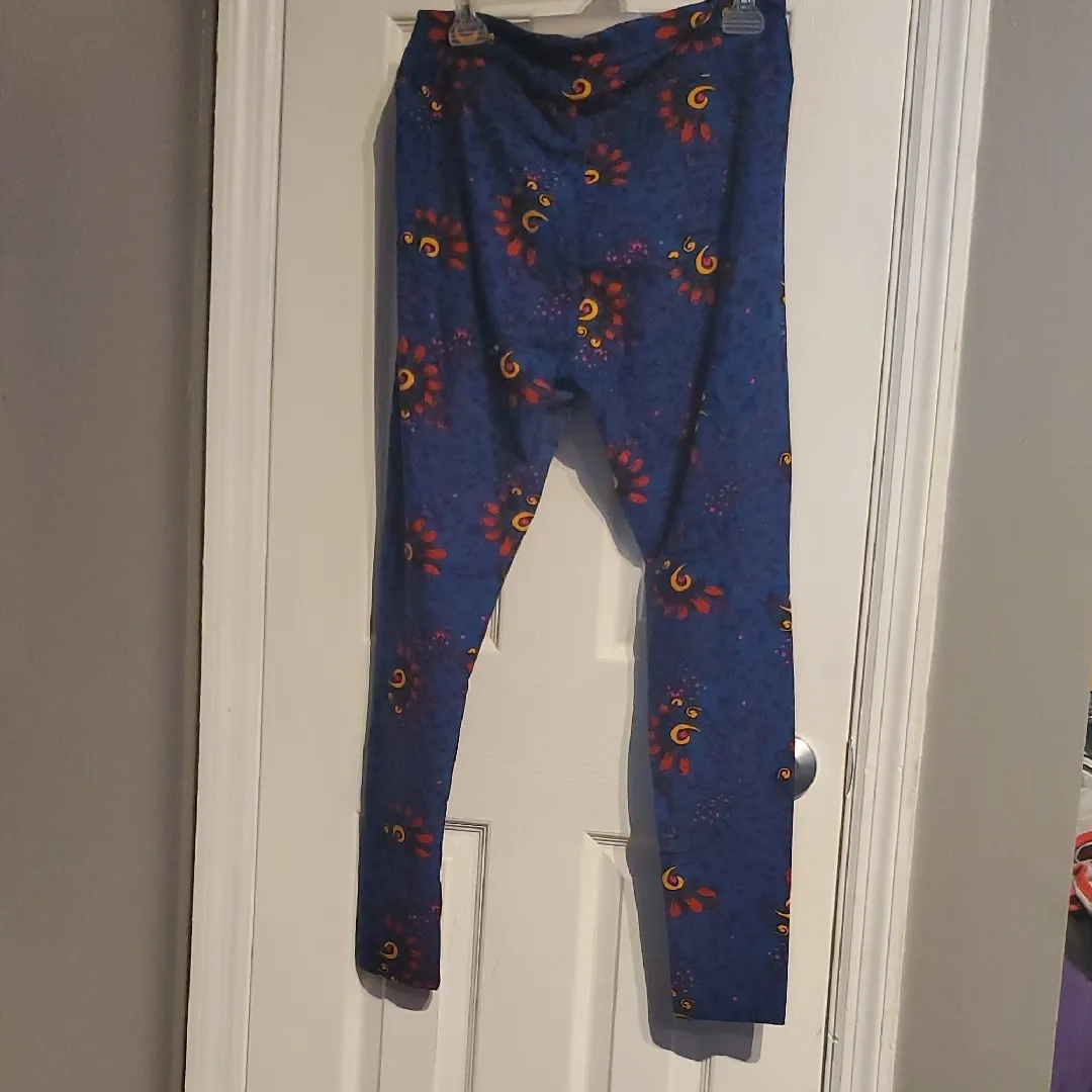 LuLaRoe Women's Leggings with Blue and Red Pattern - Image 4
