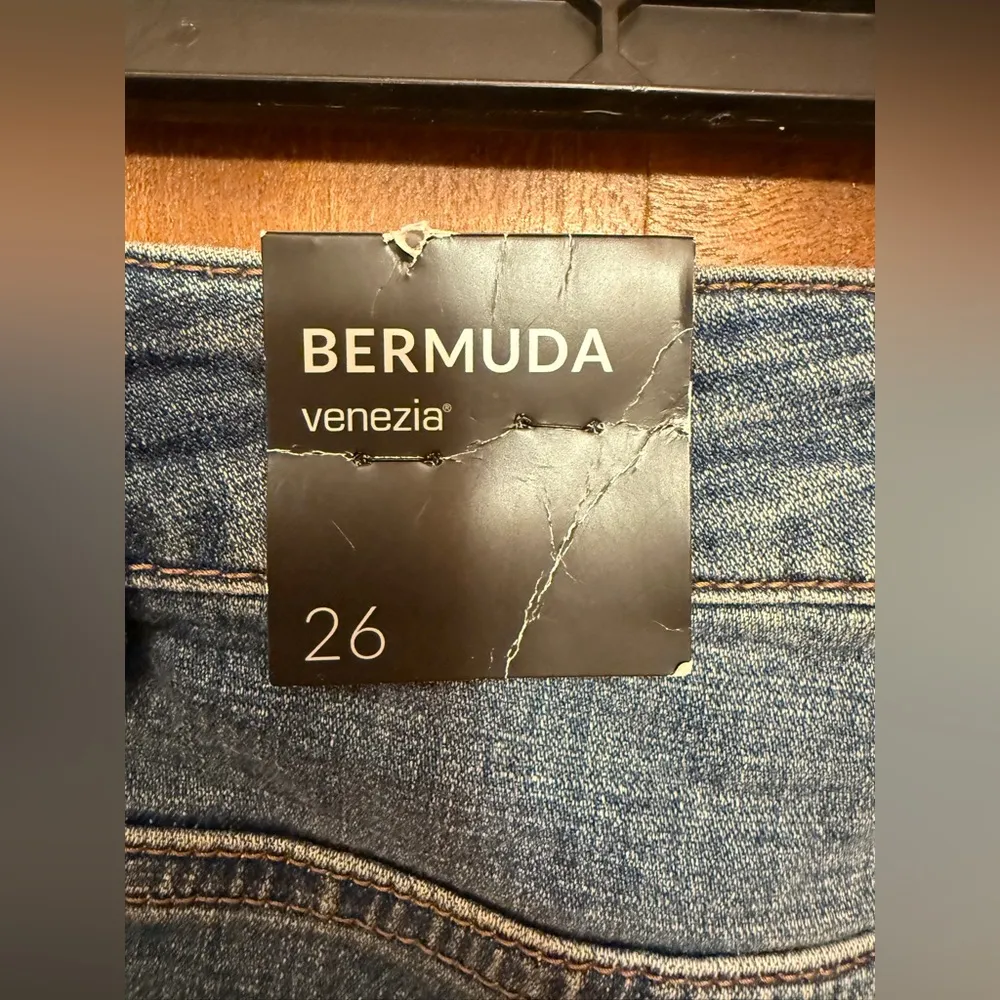 Venezia Woman’s Plus NWT Bermuda Roll Hem Med Wash Denim Shorts 26W Blue - Image 3