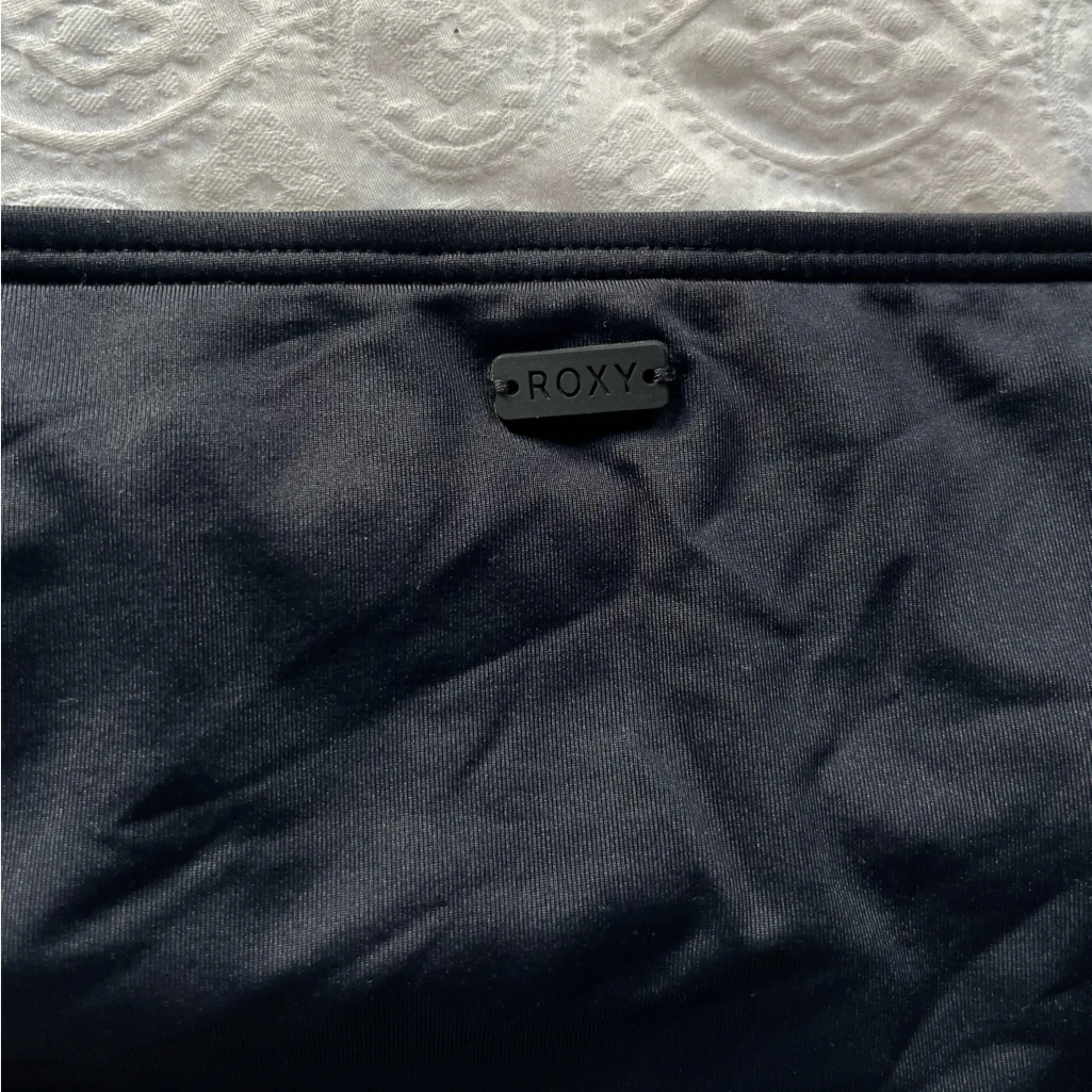 NWOT: Roxy Black Bikini Bottom size large - Image 7