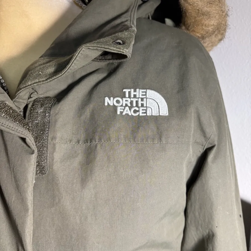 The North Face woman’s Arctic down Parka size small - Image 4