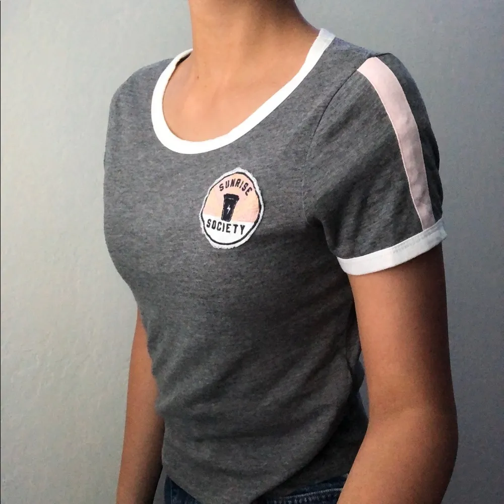 hollister sunrise society t-shirt! - Image 2