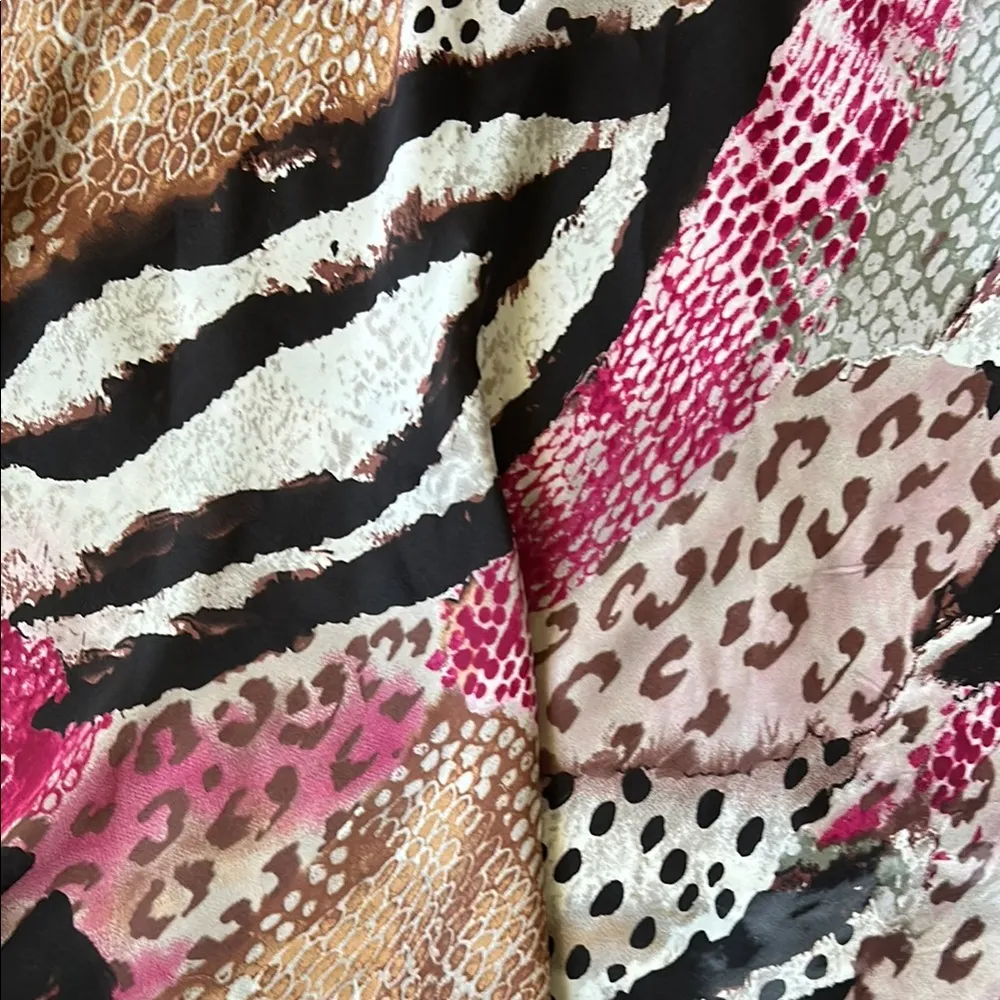 Dress Barn Fitted Sleeveless Black and White Blouse - Image 4