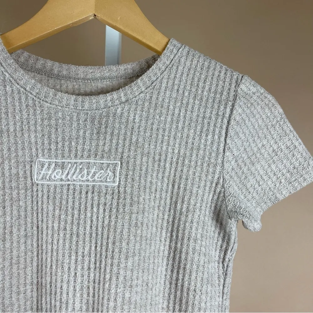 Hollister XS Y2K Waffle Knit Neutral Oatmeal Logo Crop Top Minimalist Beach Boho - Image 4