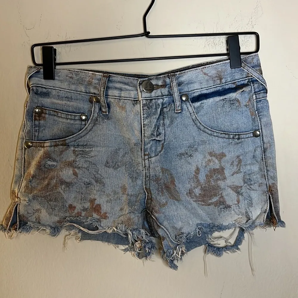 Free People Super Distressed Floral Printed Denim Shorts Size 24 - Image 2