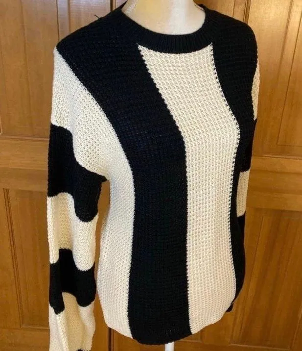 NWT,  Women’s Two Tone Drop Shoulder Sweater. - Image 8