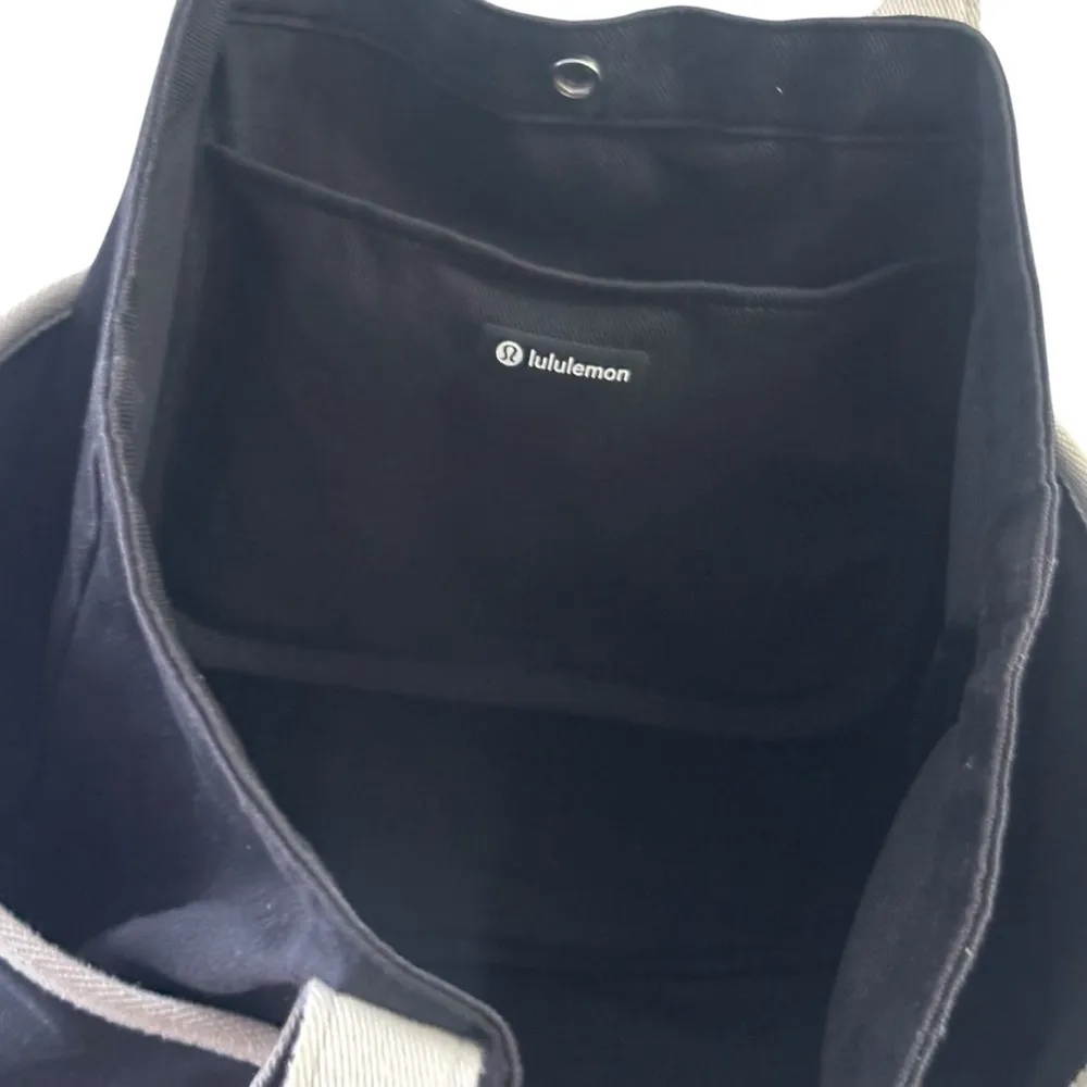 Lululemon Logo Daily Multi-Pocket Canvas Tote Bag 20L
Black White - Image 8