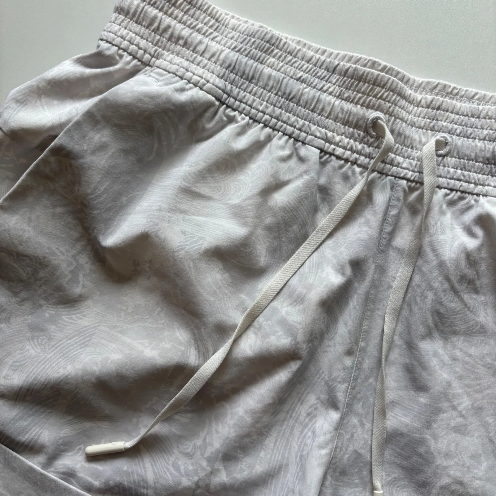 Lululemon‎ Womens White Gray Swift Speed Running Shorts Drawstring Size 8 - Image 2
