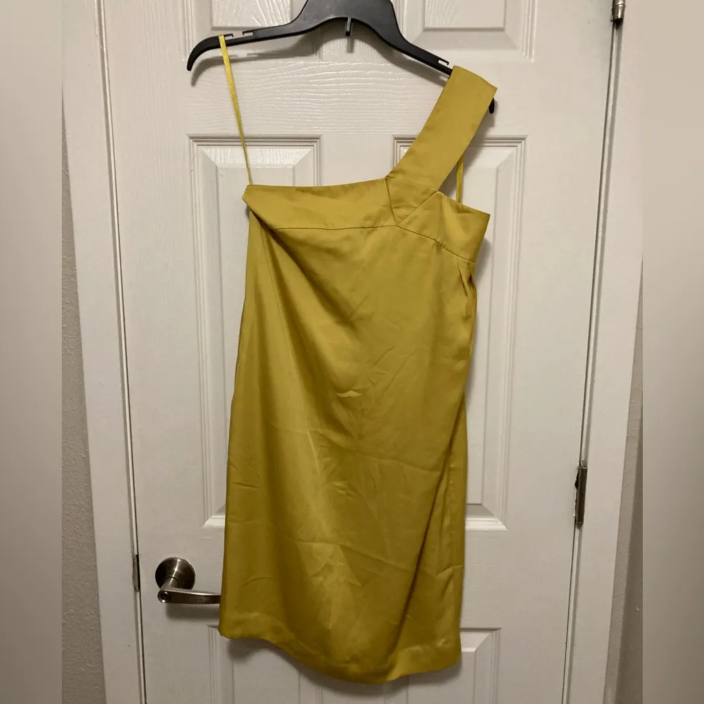 Club Monaco Chartreuse Satin Single Shoulder Shift
Dress - Image 2