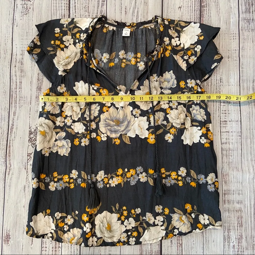 Old Navy Short Sleeve Dark Gray Floral Blouse.  Size Small. EUC - Image 7