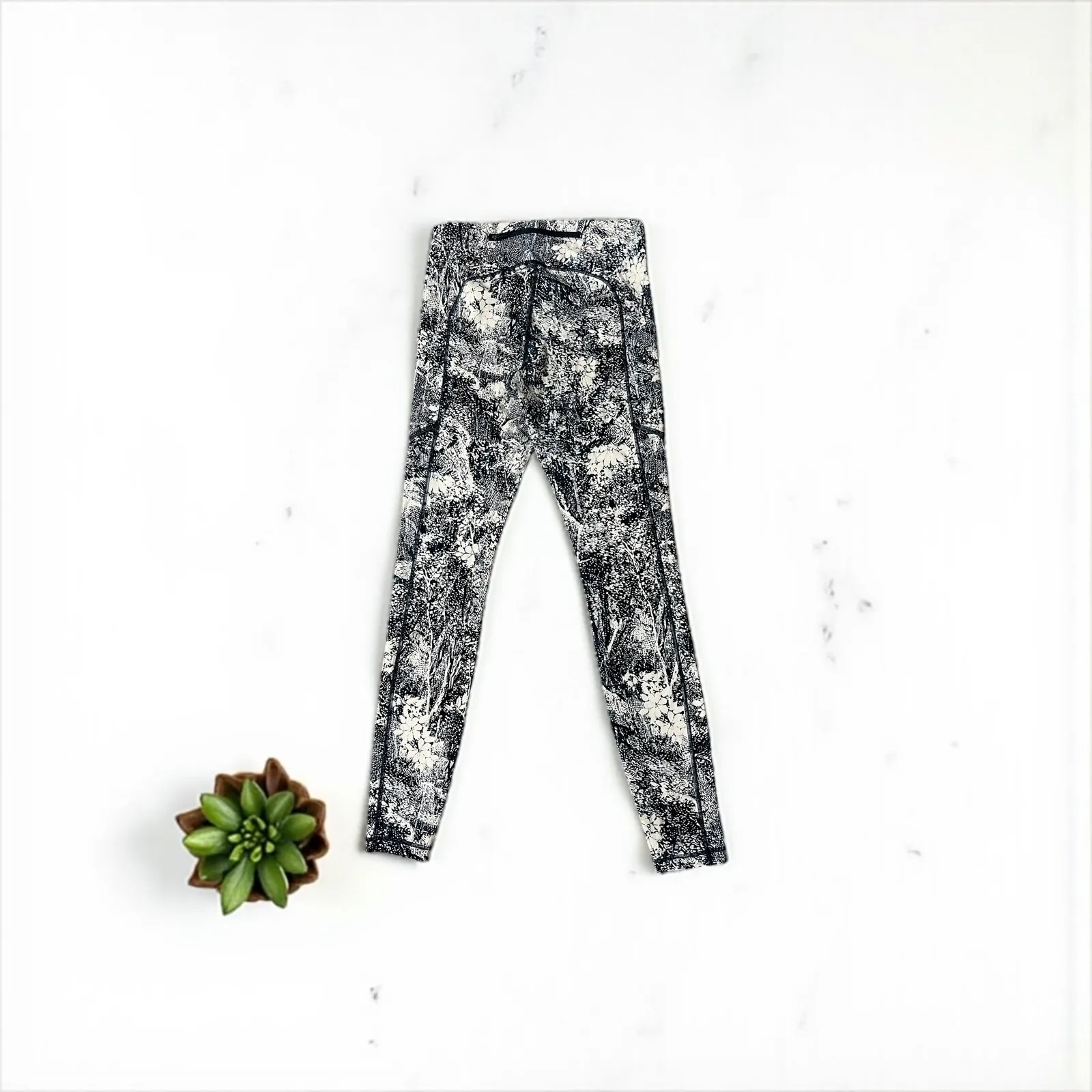 Lululemon Align Leggings Black White Print Yoga Running Workout Pants Size 4 - Image 4