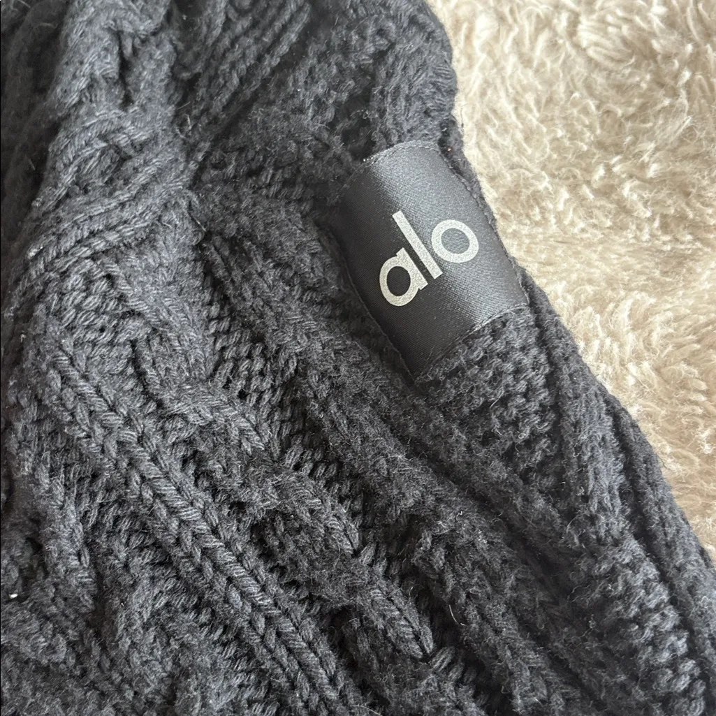 Alo oversized cable knit sweater size small - Image 2