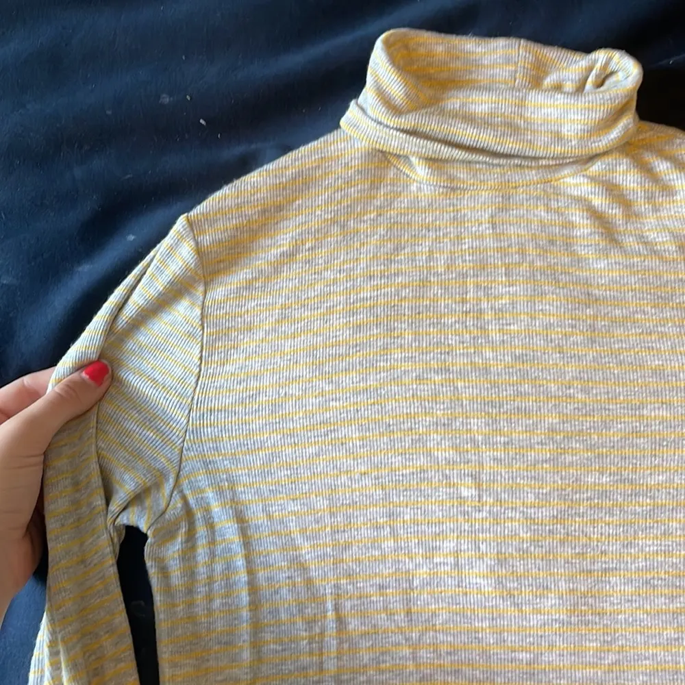 Grey and yellow striped turtle neck - Image 2