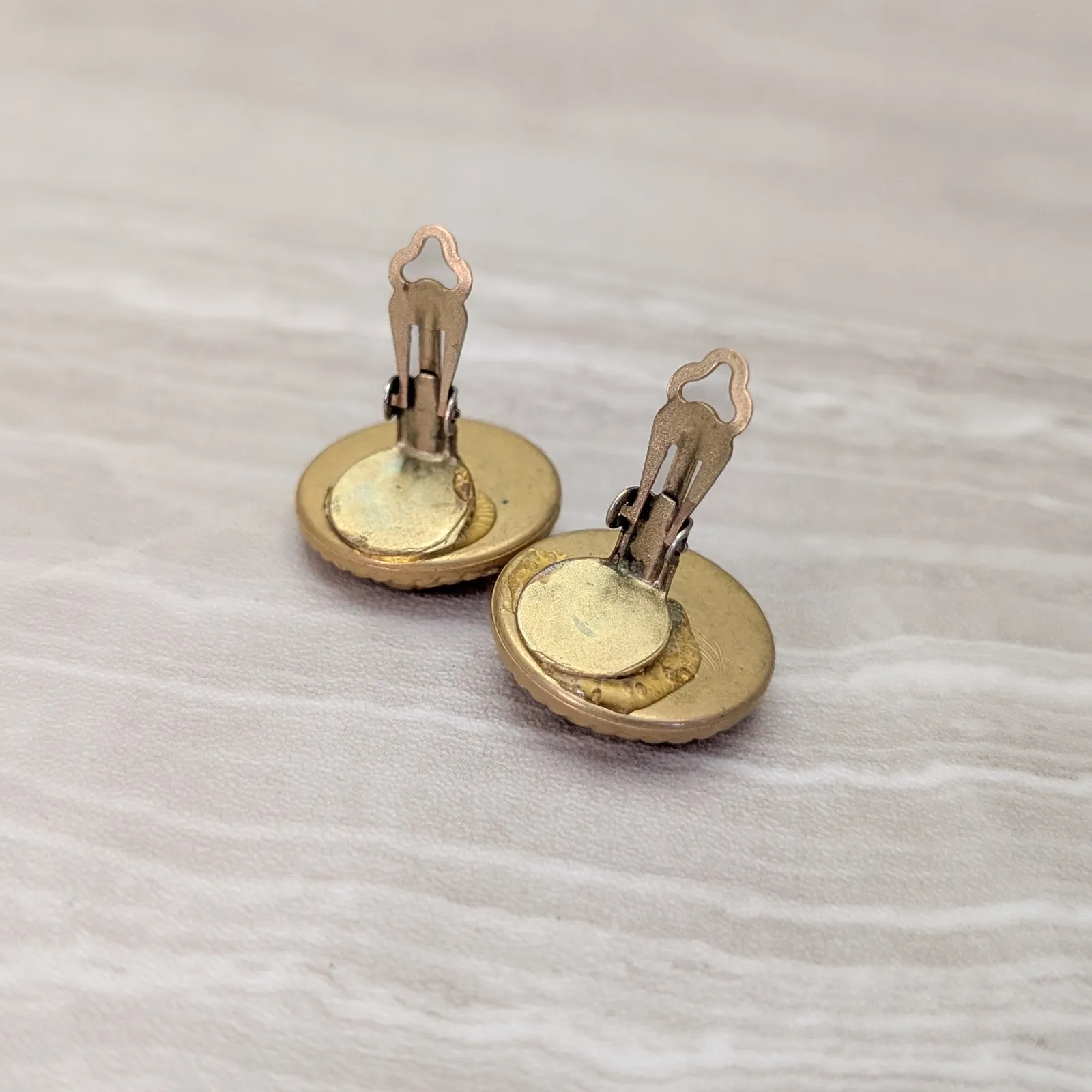 Vintage Clip On Earrings Matte Gold Tone Circle Raised Anchor and Rope Design - Image 5