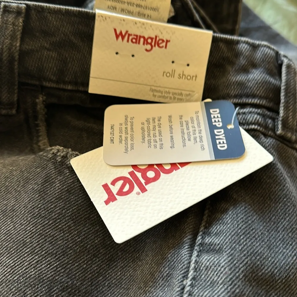 NWT Wrangler Women's Destructed Denim Loose Roll Short Moonlight - Image 8