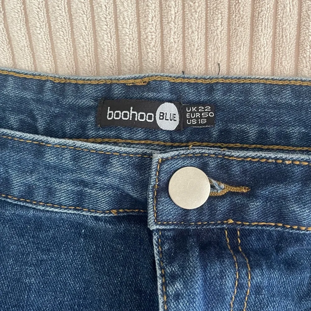 BOOHOO PLUS DISTRESSED RIPPED HEM JEAN SHORTS - Image 3