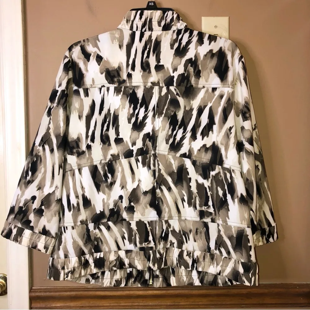 Chico’s Zenergy Zip Up 3/4‎ Sleeve Jacket Metallic Gold White Cream black 2 - Image 2