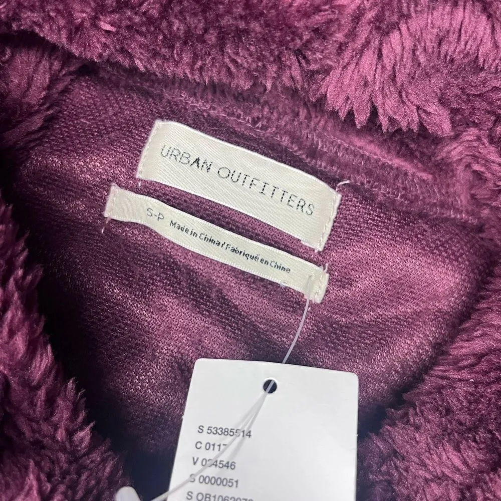 Urban Outfitters burgundy plush hooded crop top sz small - Image 4